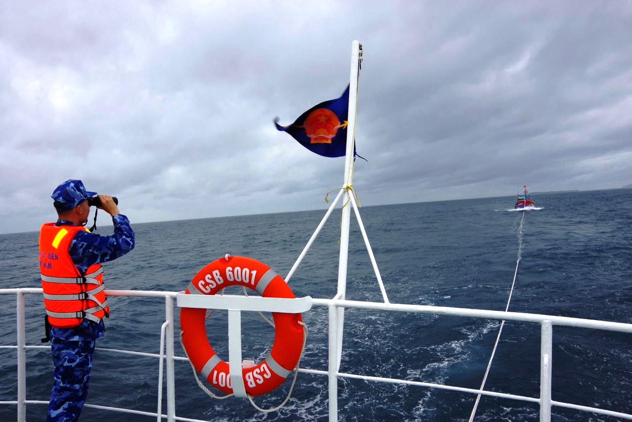 Cảnh sát biển ứng cứu, đưa 8 thuyền viên tàu hàng bị chìm trên biển Quảng Nam vào bờ an toàn