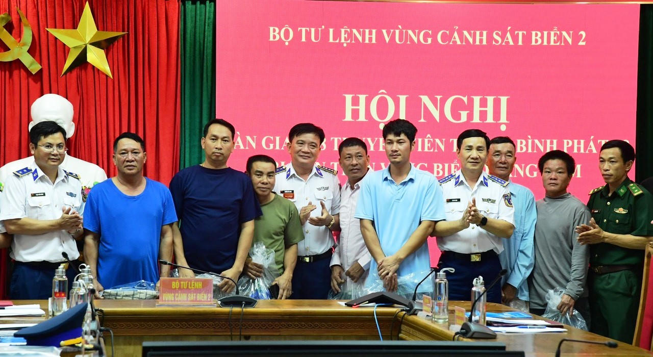 Cảnh sát biển ứng cứu, đưa 8 thuyền viên tàu hàng bị chìm trên biển Quảng Nam vào bờ an toàn