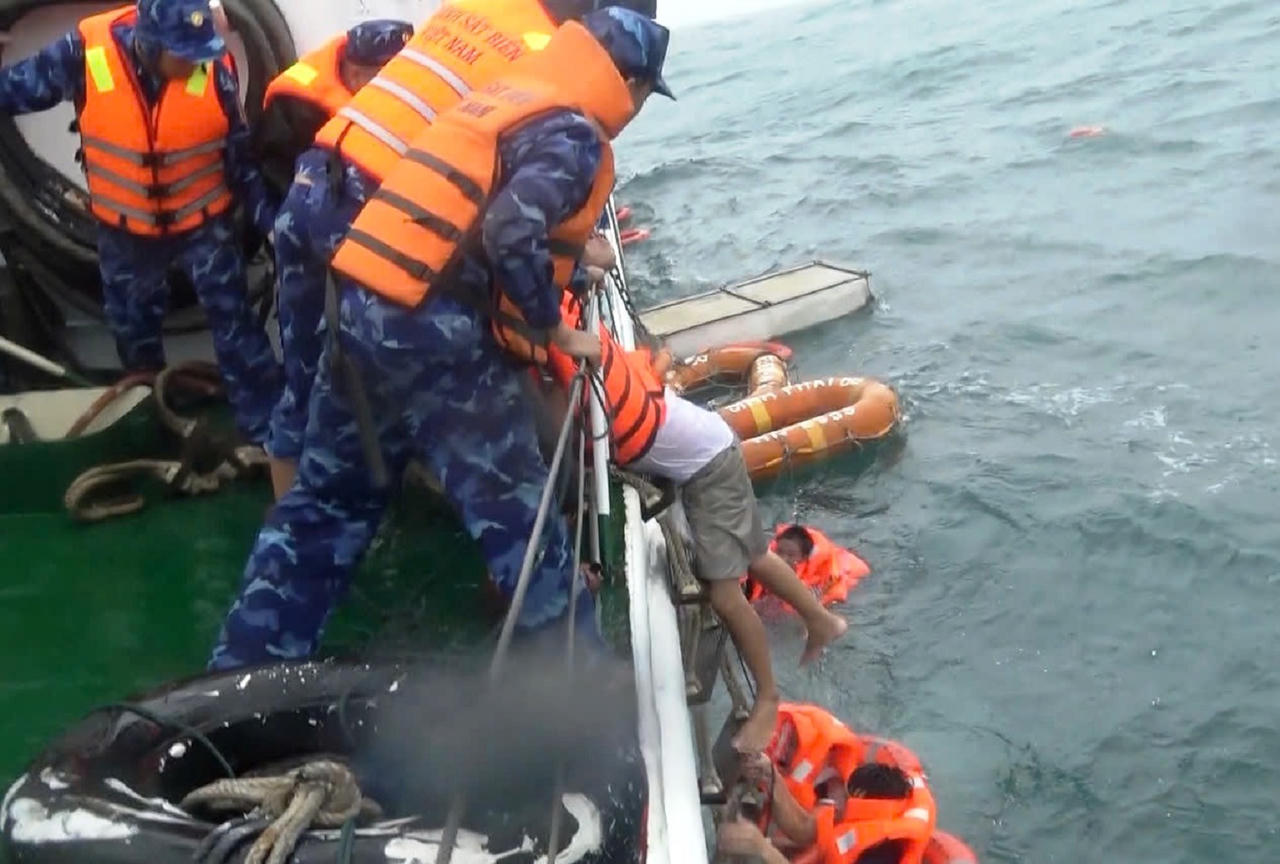 Cảnh sát biển ứng cứu, đưa 8 thuyền viên tàu hàng bị chìm trên biển Quảng Nam vào bờ an toàn
