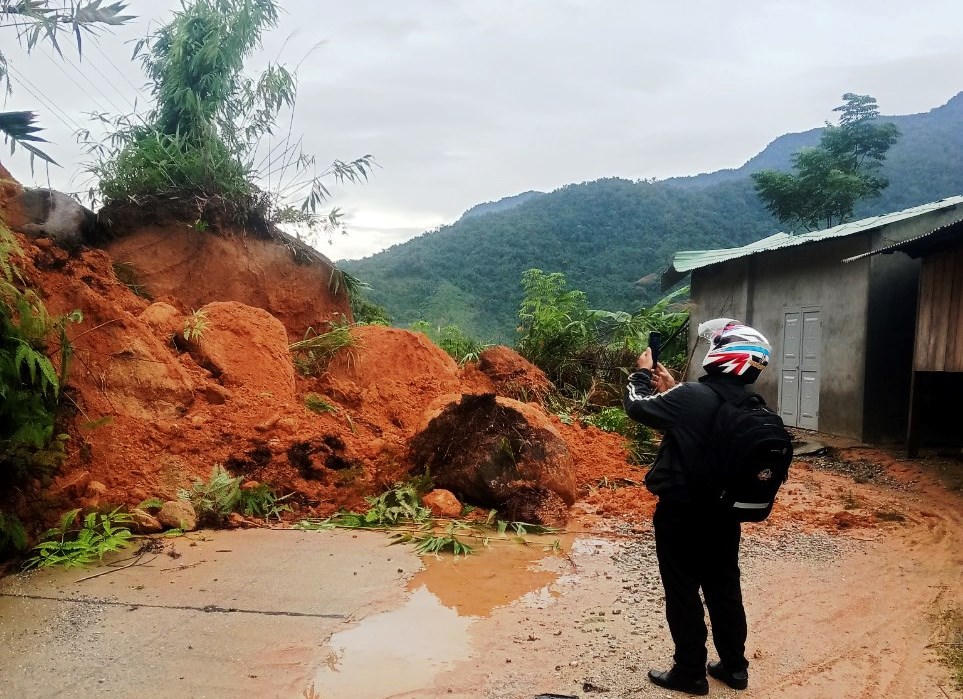 Di dời hàng ngàn hộ dân ven biển miền Trung tránh bão số 4