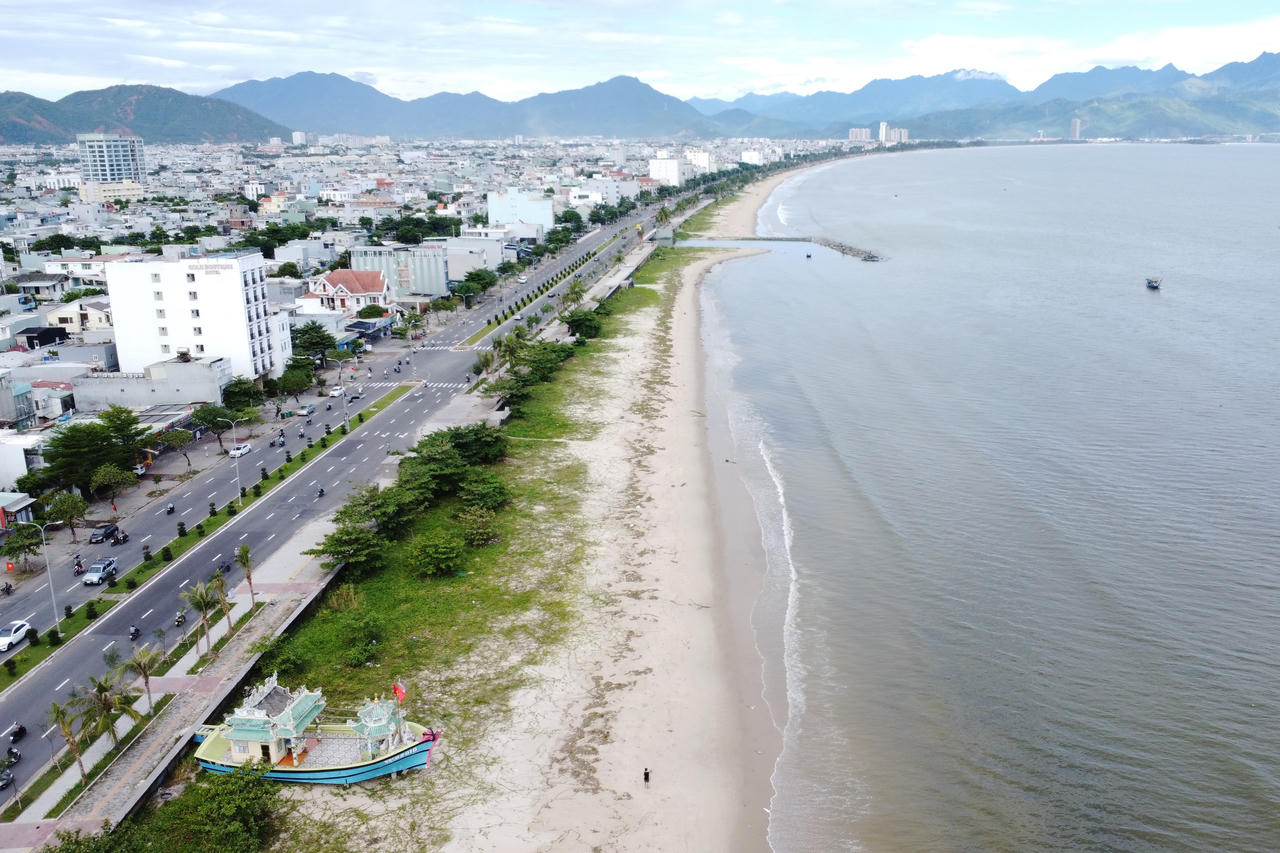 Bờ biển Đà Nẵng ngập rác, sông Hàn bị lục bình 'bao vây' sau mưa lớn 