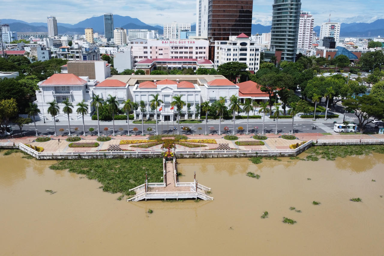Bờ biển Đà Nẵng ngập rác, sông Hàn bị lục bình 'bao vây' sau mưa lớn 