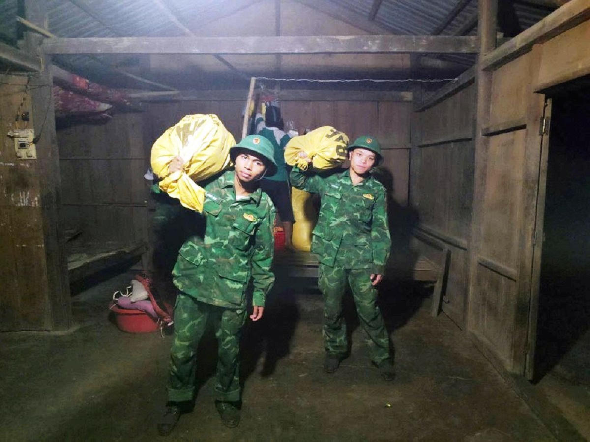 Quảng Nam: Phát hiện vết nứt sâu trên núi, khẩn cấp sơ tán 11 hộ dân