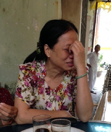 Gia đình đón lái tàu SE5 trong mưa nước mắt