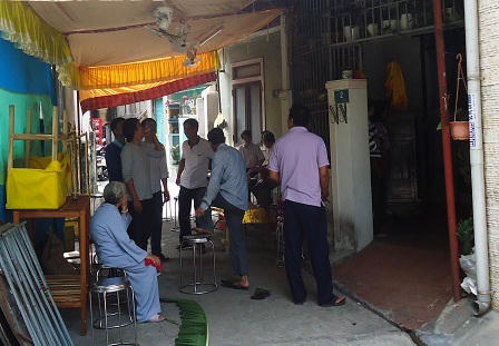 Gia đình đón lái tàu SE5 trong mưa nước mắt