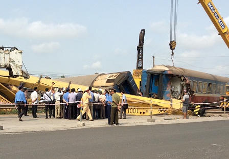 Gia đình đón lái tàu SE5 trong mưa nước mắt