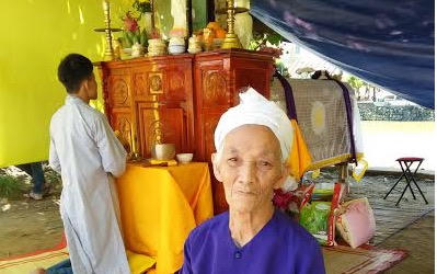 "Đầu bạc khóc đầu xanh", ôm quan tài con bên vệ đường ở Huế