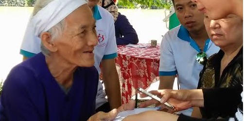 "Đầu bạc khóc đầu xanh", ôm quan tài con bên vệ đường ở Huế