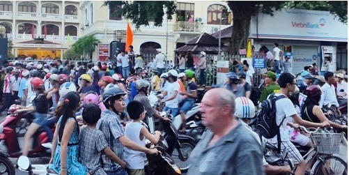 Huế: Con mang khăn tang phản đối bố cưới vợ mới