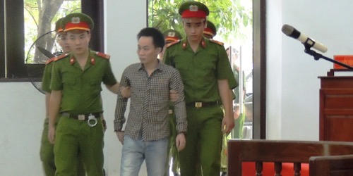 Cha giết người, đứa bé bị mẹ bỏ rơi ngay khi cắt rốn