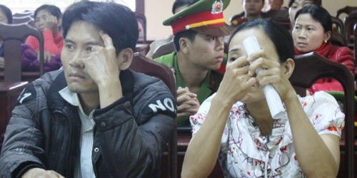 Anh trai "hờ" nhiều lần cưỡng bức con gái “mẹ kế“