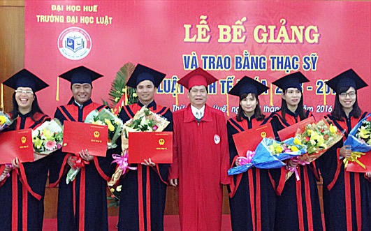 Trường Đại học luật Huế trao bằng thạc sỹ cho học viên