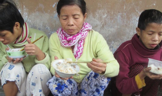 Mệ già 62 tuổi lam lũ nuôi 3 đứa con tâm thần