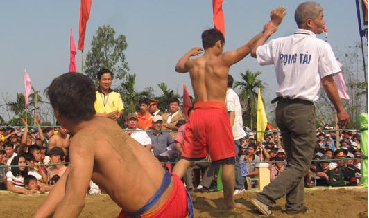 Làng Sình, hội vật mùng 10 tháng Giêng "xuôi ngược" cũng về