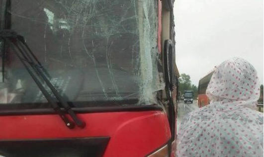 Huế: Đâm xe khách, xe tải nằm “ngửa bụng” bên đường