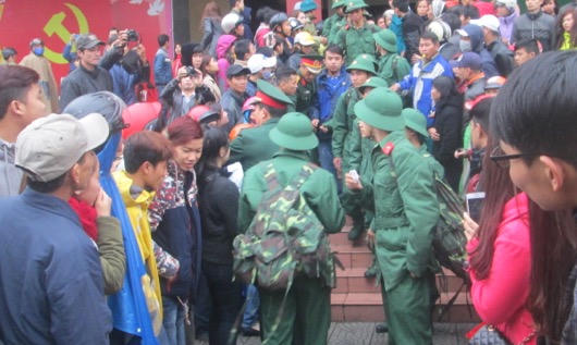 Thanh niên Huế hồ hởi lên đường nhập ngũ