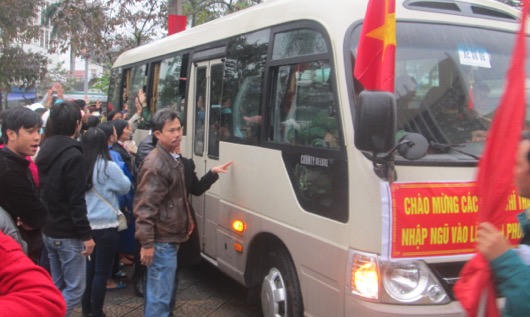 Thanh niên Huế hồ hởi lên đường nhập ngũ