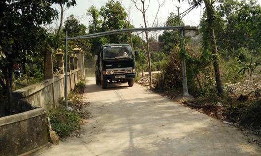 “Né” trạm thu phí, xe lũ lượt cày nát đường làng