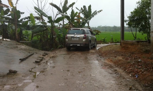 “Né” trạm thu phí, xe lũ lượt cày nát đường làng