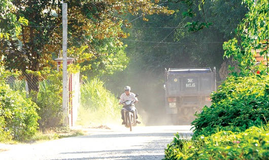 “Né” trạm thu phí, xe lũ lượt cày nát đường làng