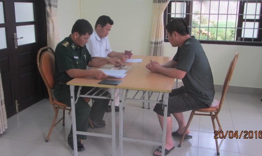 Bộ đội Việt Nam cứu tàu cá Trung Quốc gặp nạn 