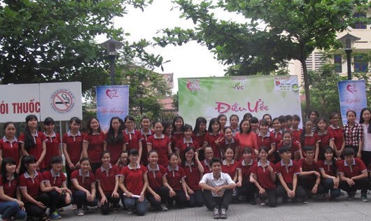 Tặng học bổng cho nữ sinh viên có hoàn cảnh đặc biệt khó khăn