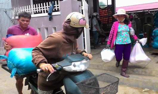 Huế: Người dân đổ xô nhau đi mua muối dự trữ vì sợ muối bẩn