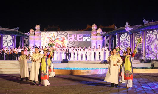 Lung linh dạ hội dưới mưa tại quảng trường Ngọ Môn