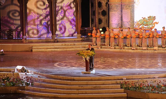 Lung linh dạ hội dưới mưa tại quảng trường Ngọ Môn