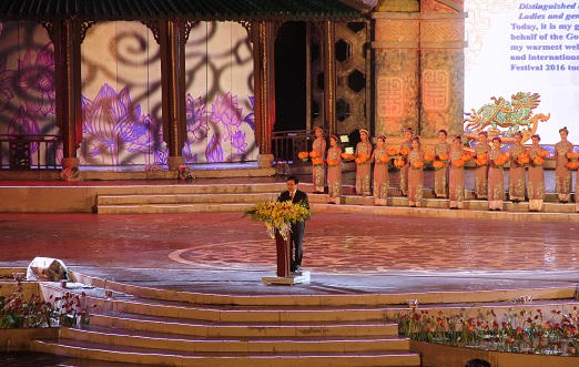 Lung linh dạ hội dưới mưa tại quảng trường Ngọ Môn