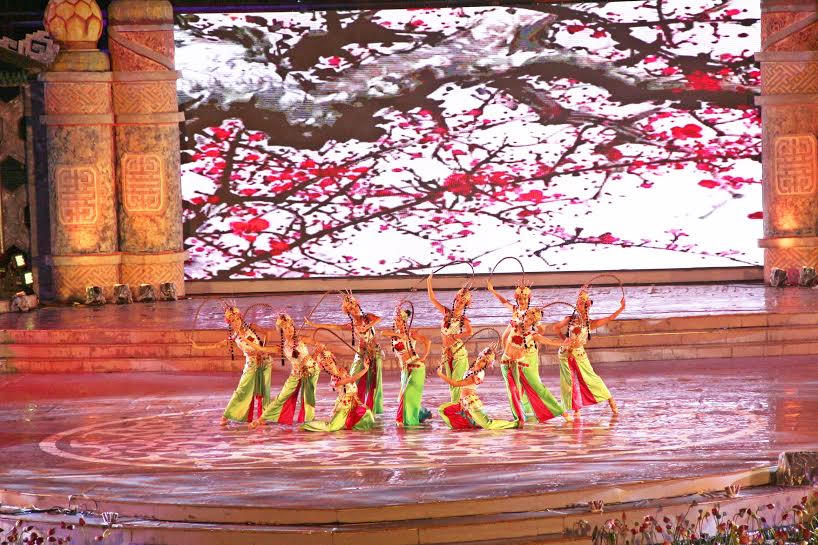 Lung linh dạ hội dưới mưa tại quảng trường Ngọ Môn