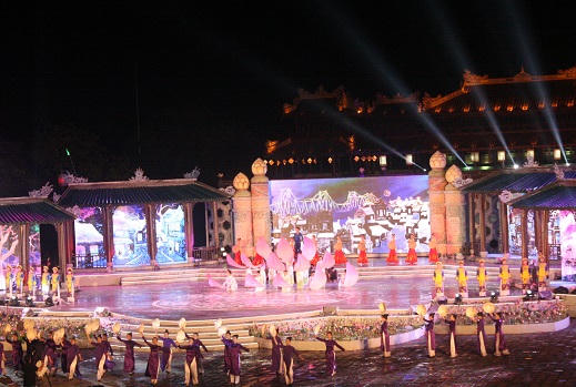 Lung linh dạ hội dưới mưa tại quảng trường Ngọ Môn