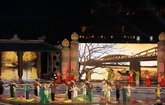 Lung linh dạ hội dưới mưa tại quảng trường Ngọ Môn