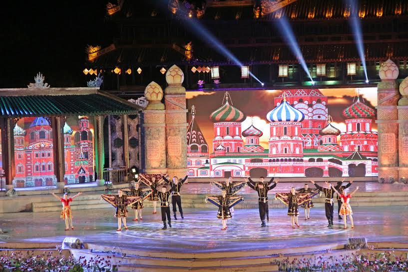 Lung linh dạ hội dưới mưa tại quảng trường Ngọ Môn