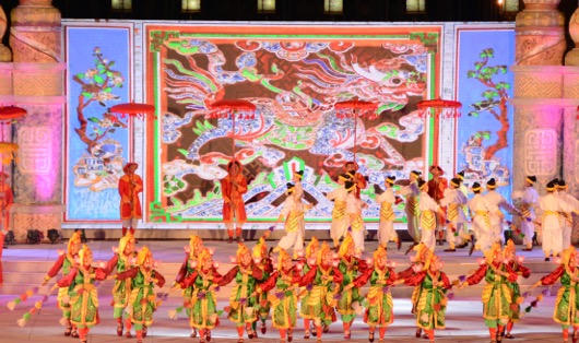 Lung linh dạ hội dưới mưa tại quảng trường Ngọ Môn