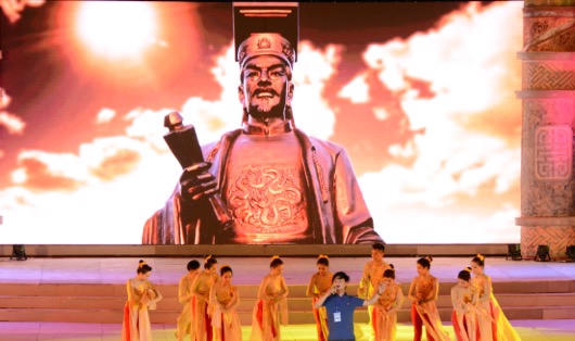 Lung linh dạ hội dưới mưa tại quảng trường Ngọ Môn