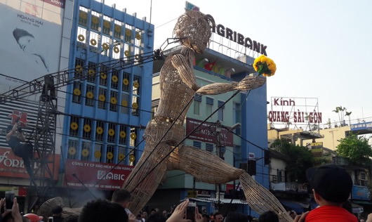 Choáng với chú rối khổng lồ ở Festival Huế