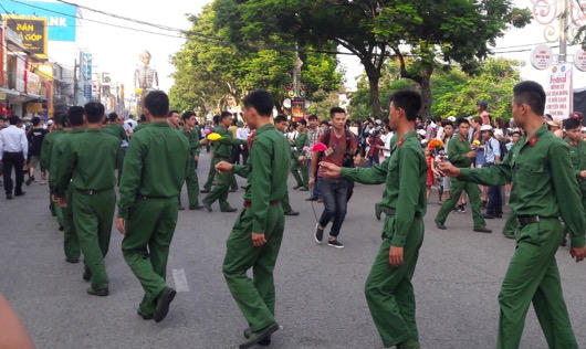 Choáng với chú rối khổng lồ ở Festival Huế