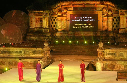 Mãn nhãn với đêm hội áo dài “nơi huyền thoại bắt đầu”