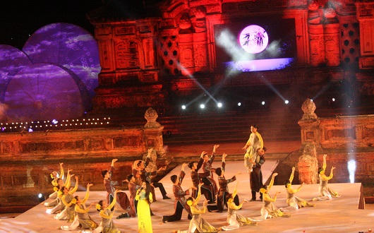 Mãn nhãn với đêm hội áo dài “nơi huyền thoại bắt đầu”