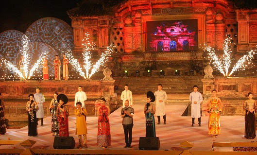 Mãn nhãn với đêm hội áo dài “nơi huyền thoại bắt đầu”