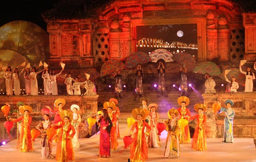 Mãn nhãn với đêm hội áo dài “nơi huyền thoại bắt đầu”