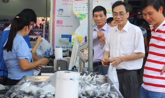 Trắng đêm hỗ trợ bán cá từ ngư trường Hoàng Sa, Trường Sa