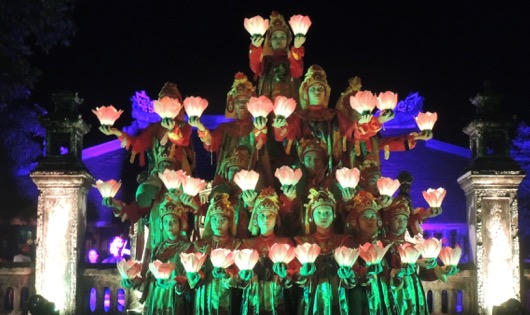 Lạ lẫm áo dài Huế thướt tha giữa đình làng trong đêm