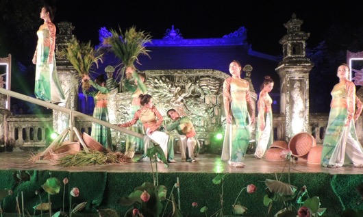Lạ lẫm áo dài Huế thướt tha giữa đình làng trong đêm