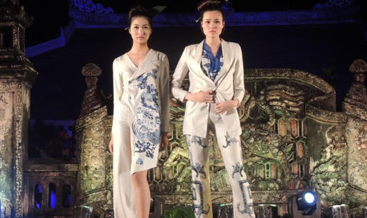 Lạ lẫm áo dài Huế thướt tha giữa đình làng trong đêm