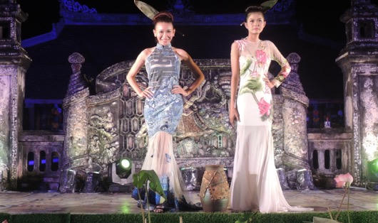 Lạ lẫm áo dài Huế thướt tha giữa đình làng trong đêm