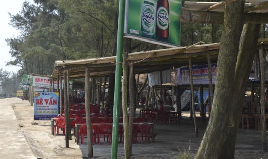 Bãi tắm đẹp nhất Huế mới vào mùa đã nơm nớp lo "trắng tay"