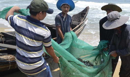 Bãi tắm đẹp nhất Huế mới vào mùa đã nơm nớp lo "trắng tay"