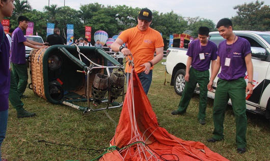 Sắc màu khác lạ trên bầu trời Huế